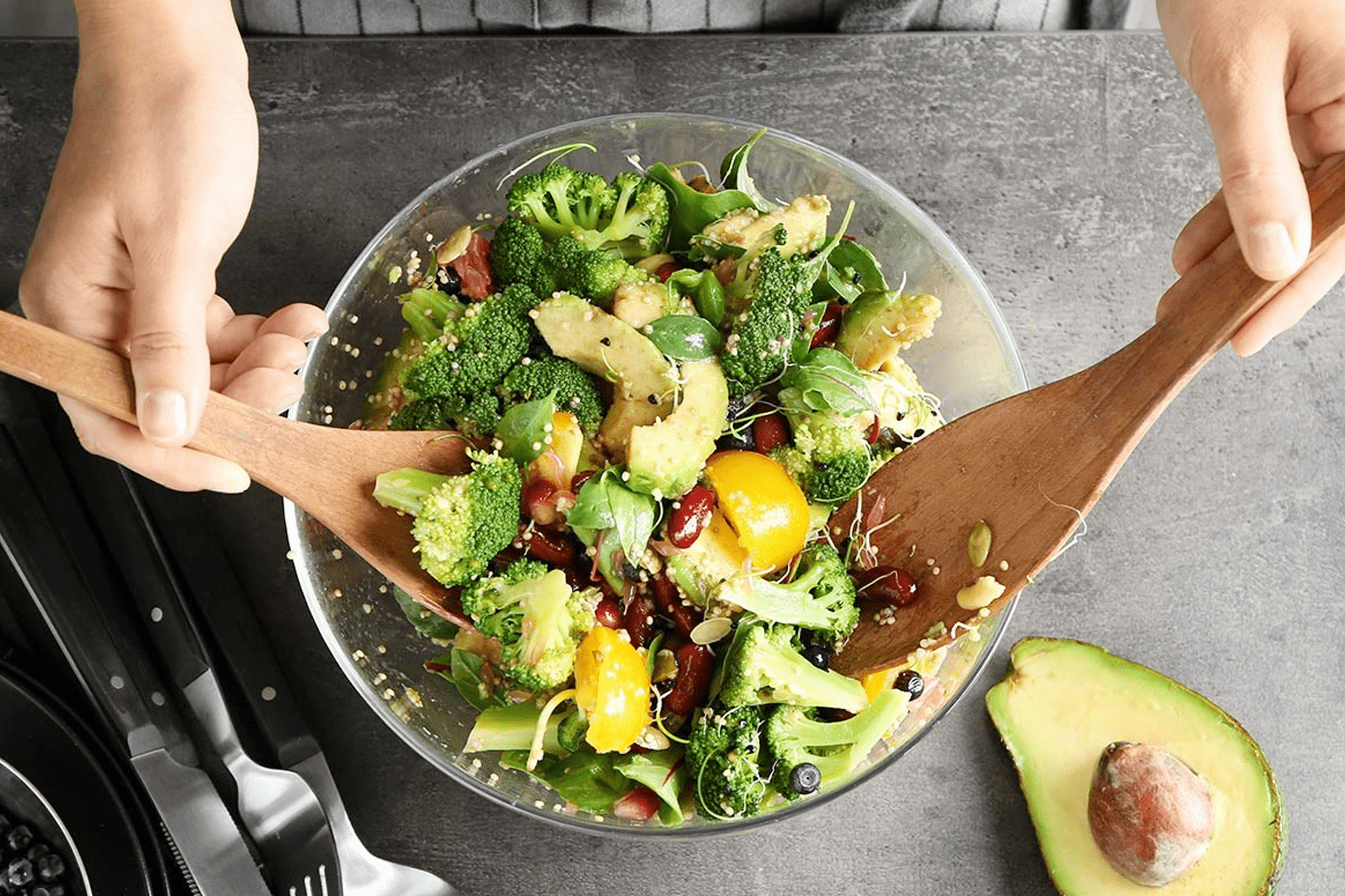 This salad was made steamed vegetables. Перемешать Ингредиенты. Healthy food блюда. Перемешанная еда. Руки с полезной едой.